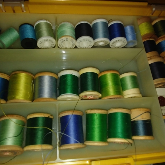 Vintage Harvest Yellow Thread Case/Spools - Picture 12 of 16